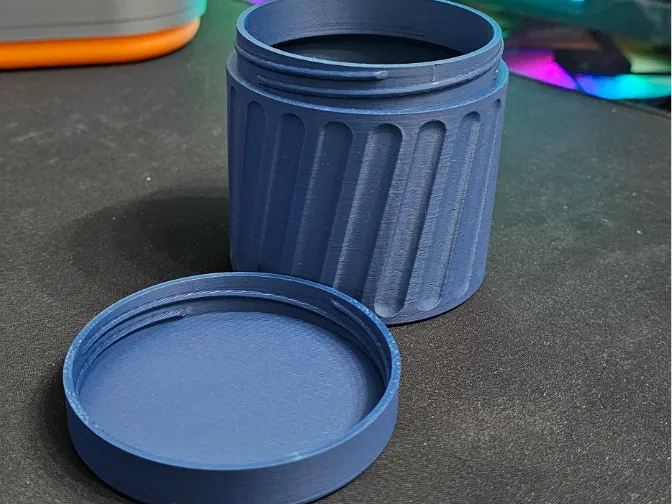 Einfache Dose mit drei Gewindegänge