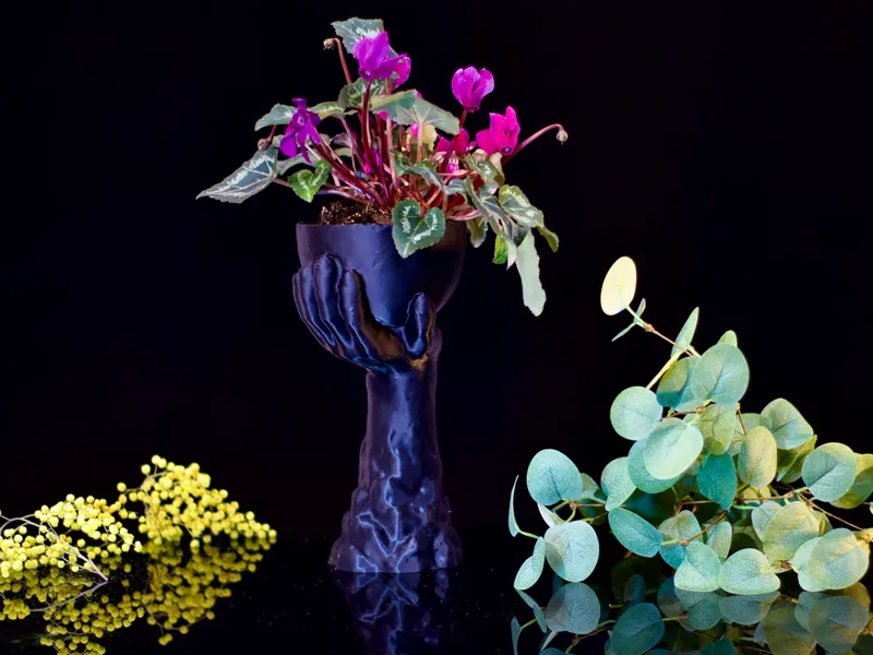 “Holding Nature: an artistic vase”