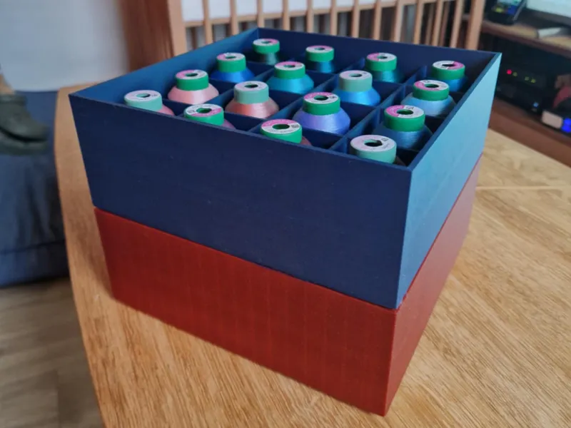 Boite de rangement pour bobines de fil de broderie