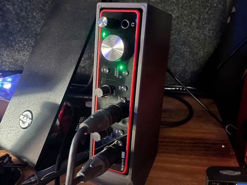 Vertical Focusrite Scarlett 2i2 3rd Gen Stand