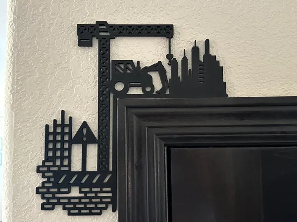 Angle de porte décoratif chantier