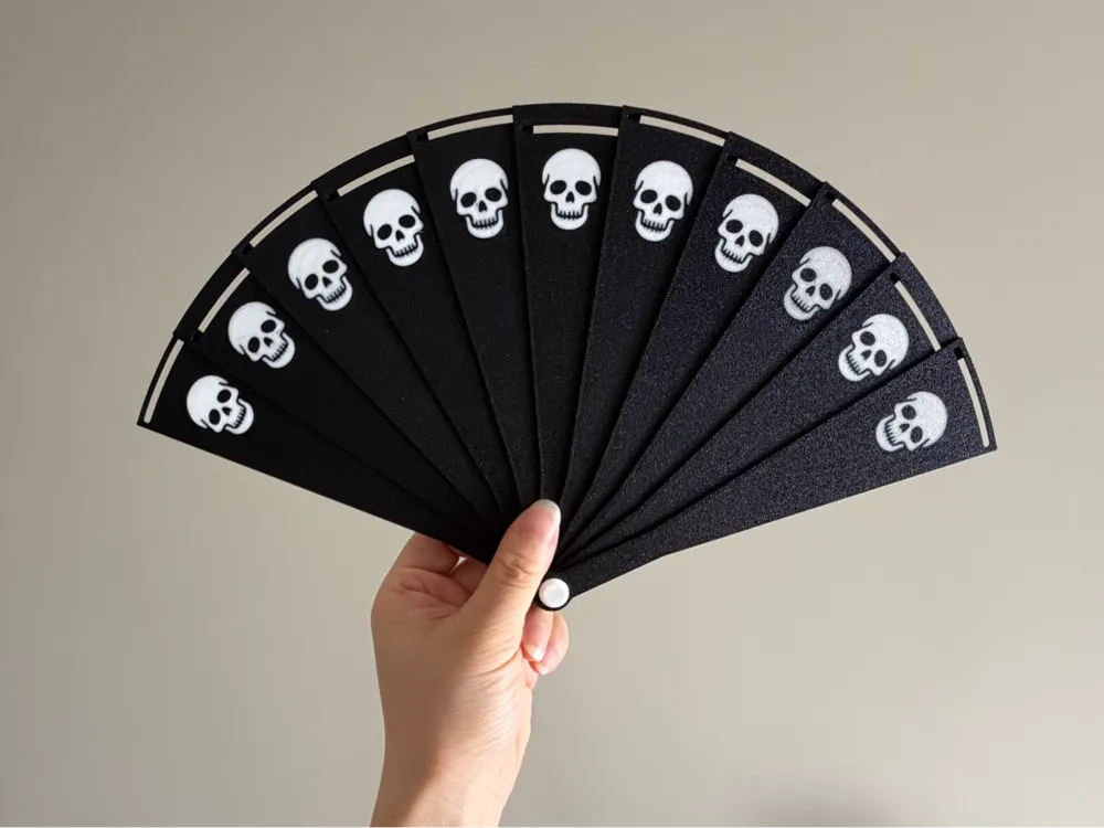 Adorno temático: Halloween Skull Folding Hand Fan. Referencia del modelo original.