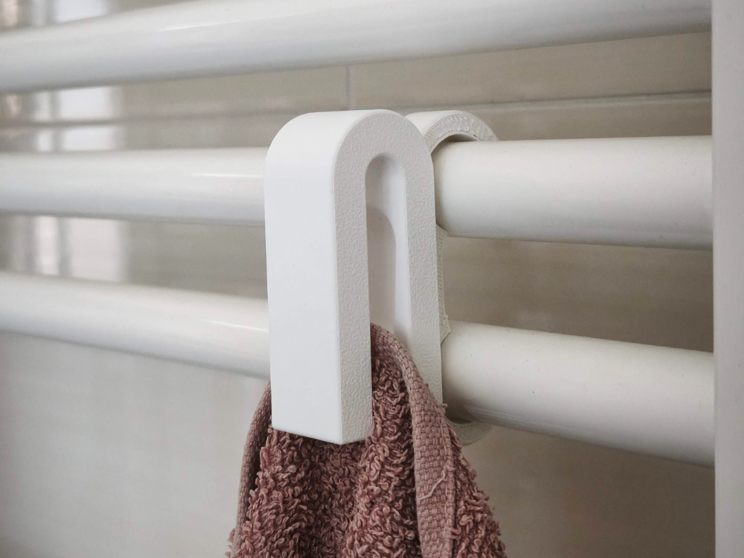 Auto-locking towel hanger for bathroom radiator