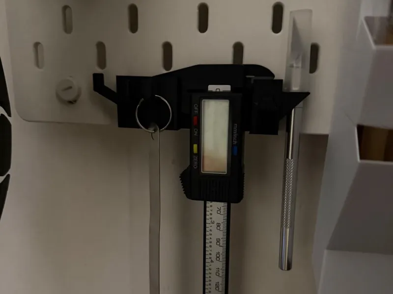 Porta calibro Skadis con ganci e porta cutter