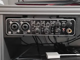 Behringer uphoria umc204hd Desk support