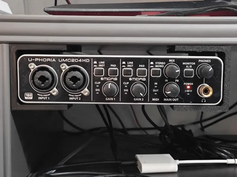 Behringer uphoria umc204hd Desk support