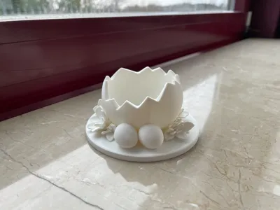 Cracked Easter Egg Decor
