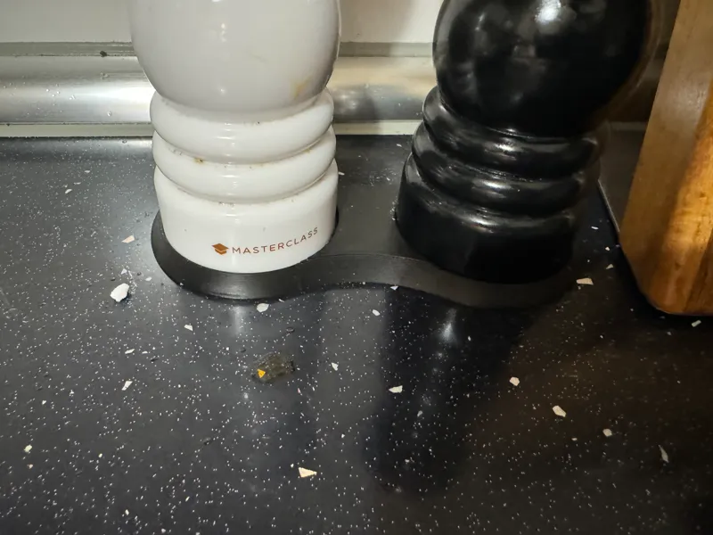 Salt and pepper tray for bigger grinders