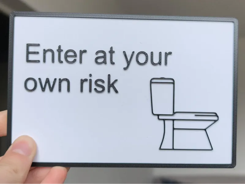 Toilettenschild – „Betreten auf eigene Gefahr“