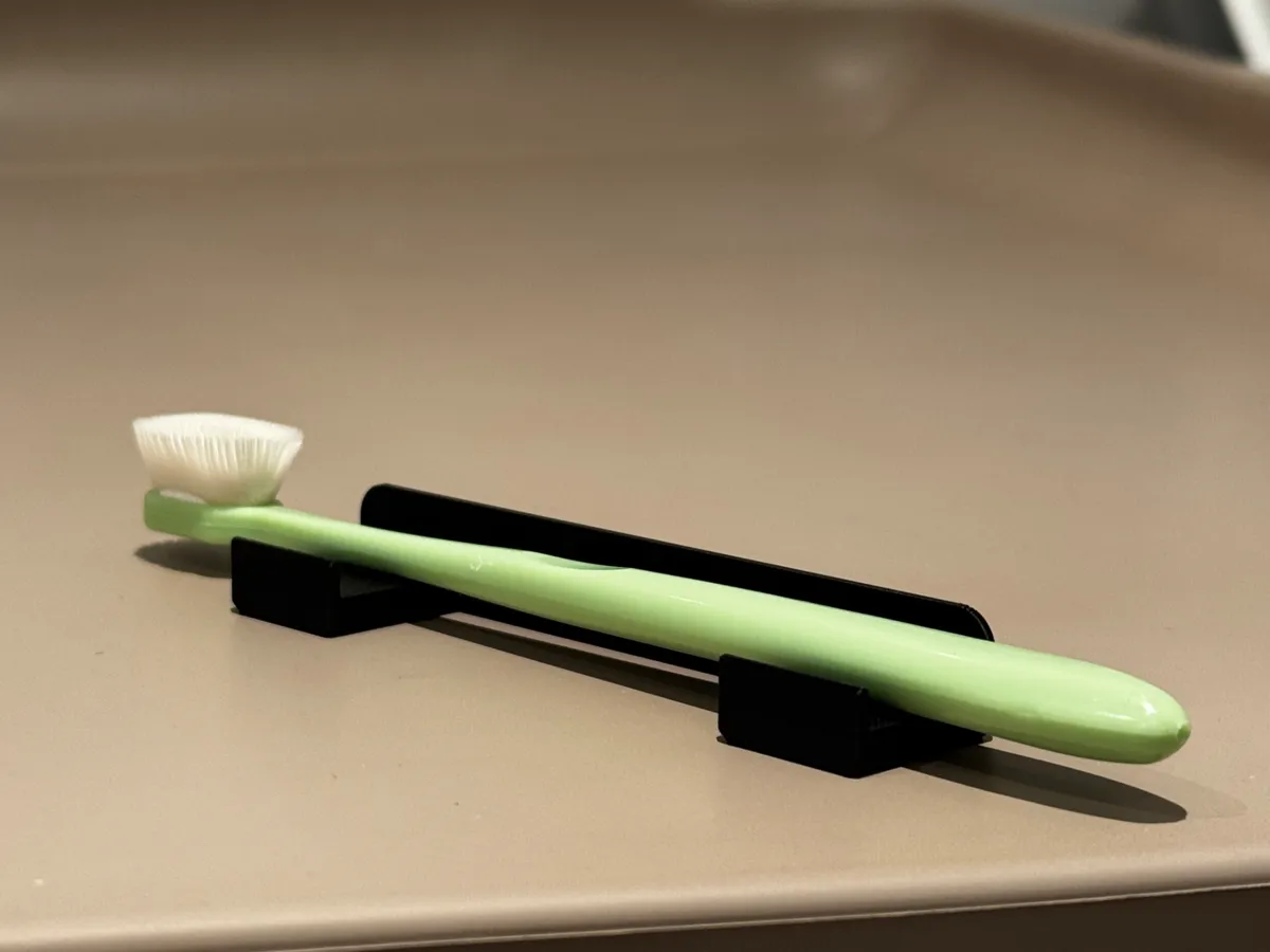 Porte-brosses à dents horizontal sous évier