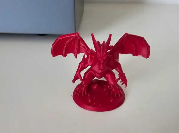 Figurine de dragon rouge