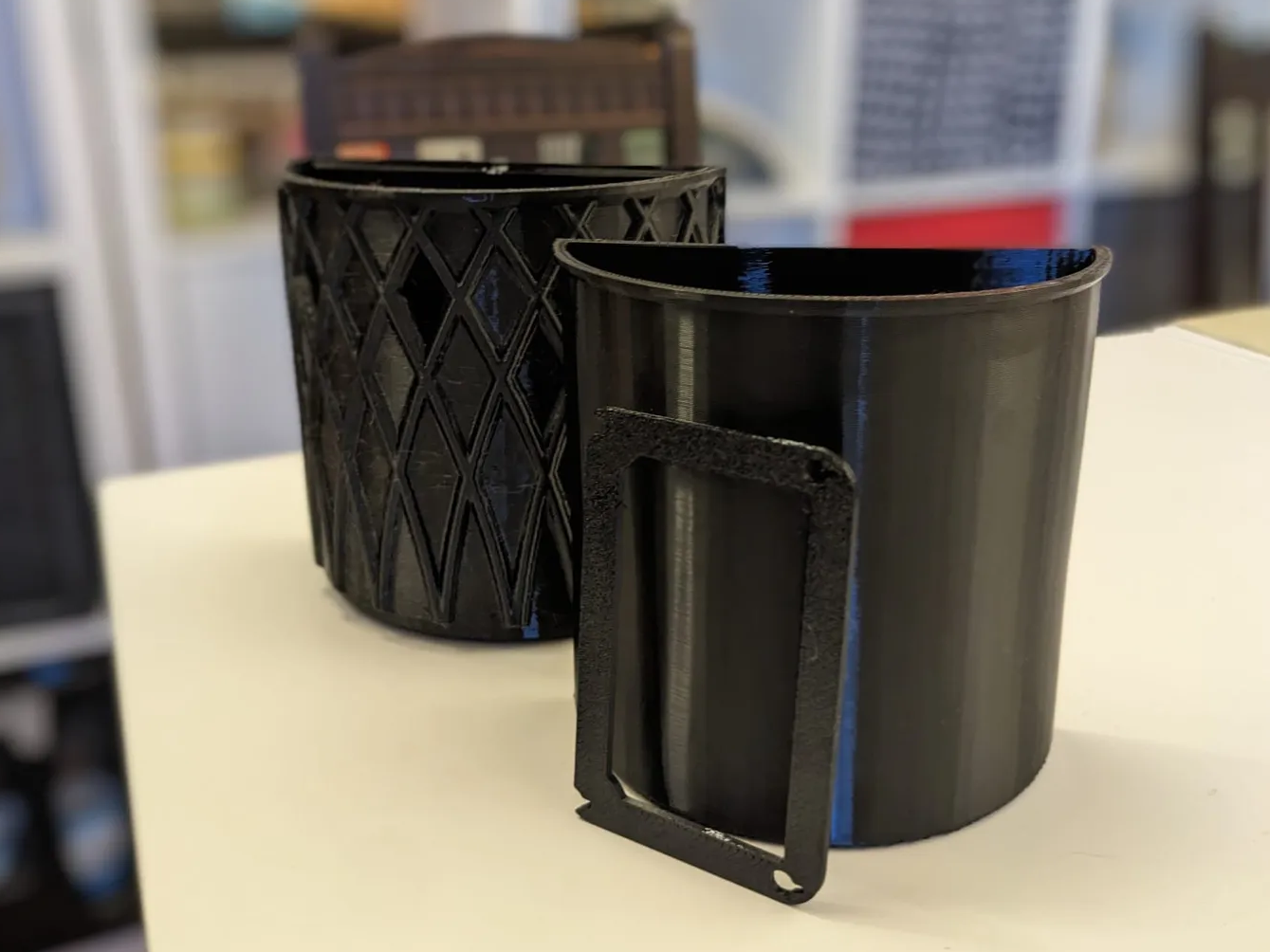 Wall mounted flower pot with drainage