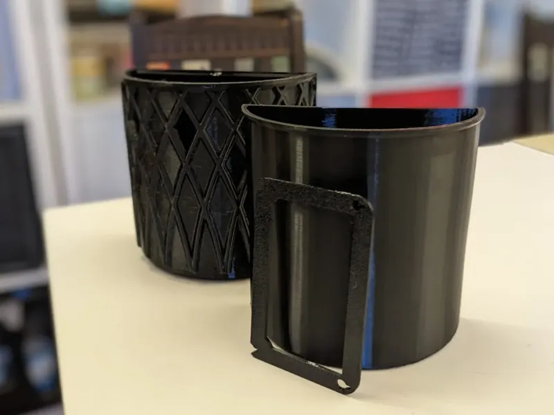 Wall mounted flower pot with drainage