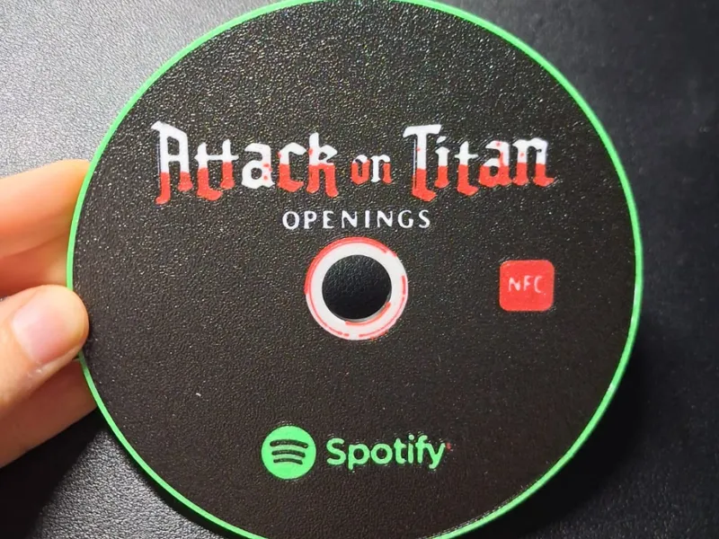 CD-ROM 3D “Attack on Titan – Openings” con NFC