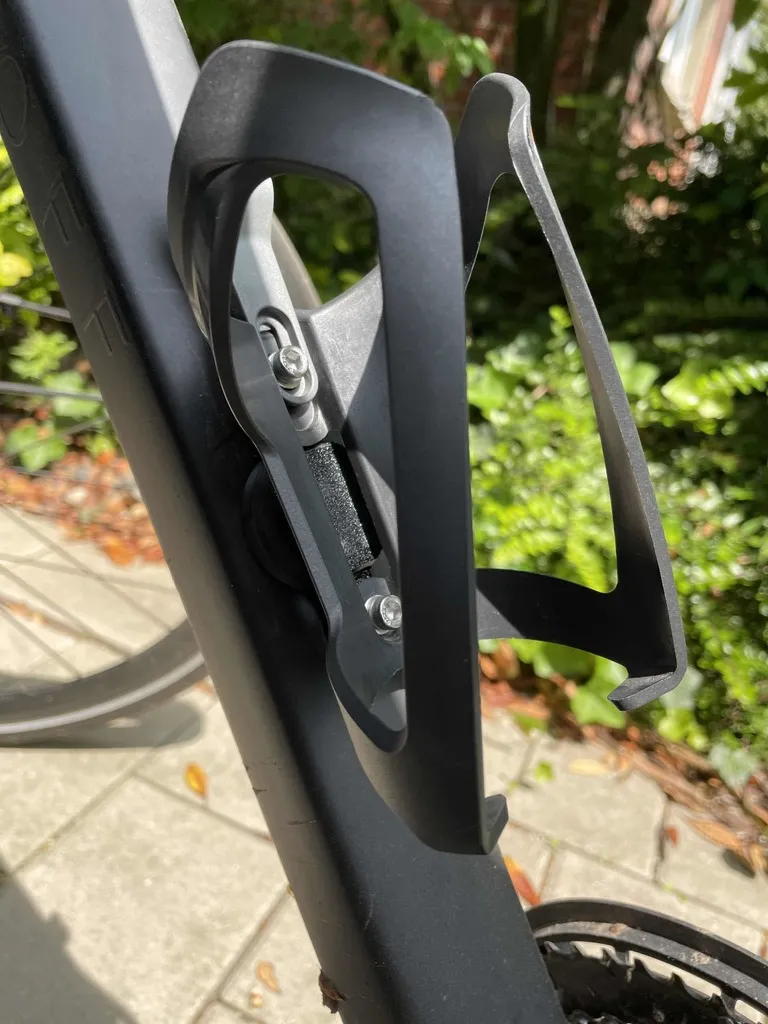 AirTag holder for bicycle bottle cages by kesti3D MakerWorld