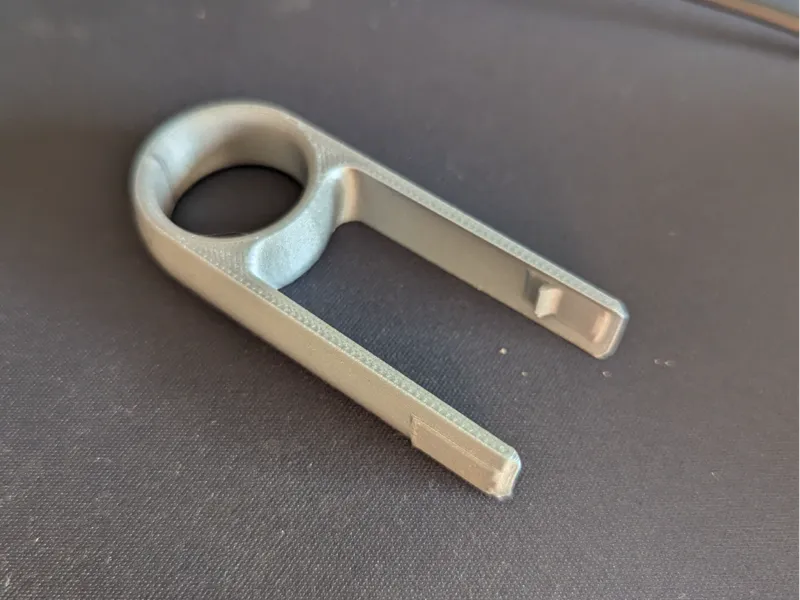 Outil de démontage des caches de vis de roues VAG