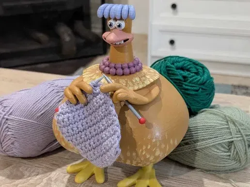 Babs de Chicken Run tejiendo
