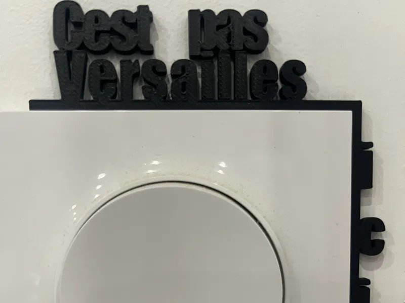 angle interrupteur " c'est pas versailles ici "