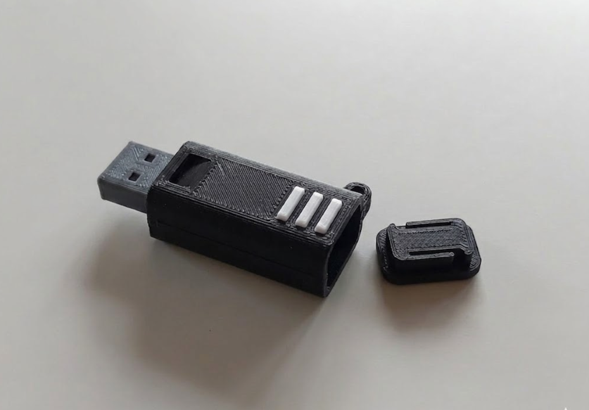 Miniatura 2 do modelo 3D USB keychain mini container