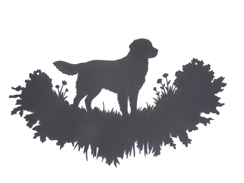 Hund auf Wiese – 2D Wandbild mit Aufhängelöchern