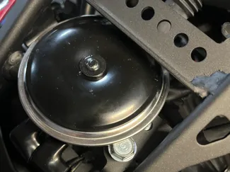 Soporte bocina Kawasaki Z900 - 2024 bajo cúpula
