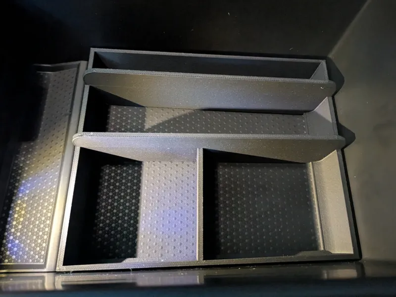 BMW i4 center console tray