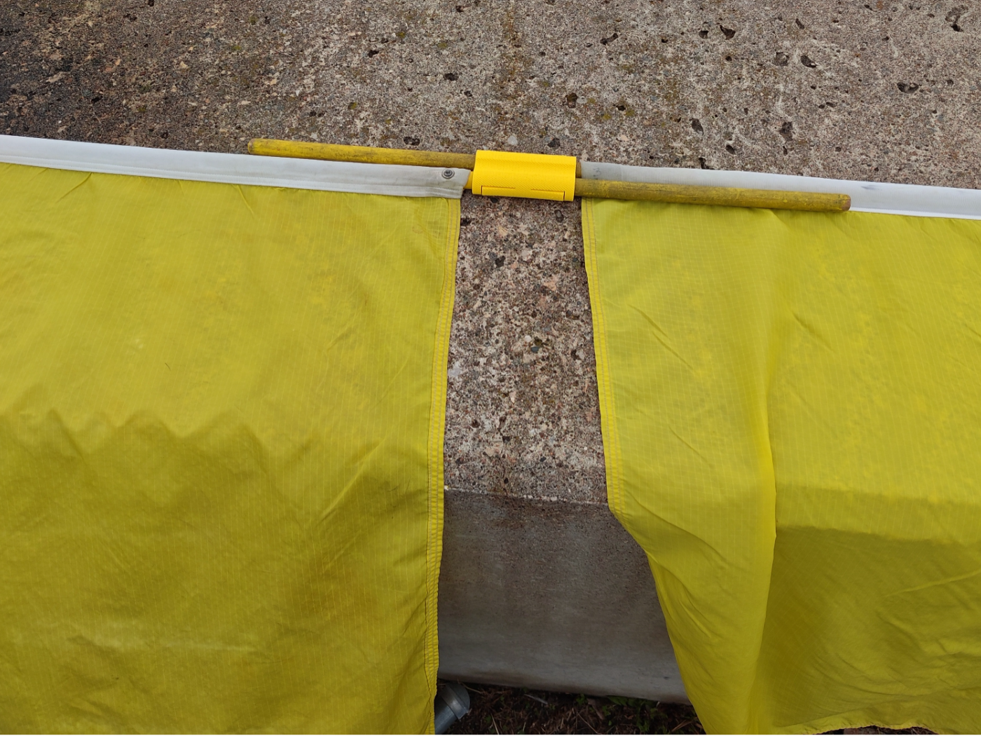 Double yellow flag holder