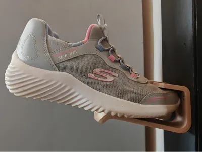 Gravity shoes wall rack