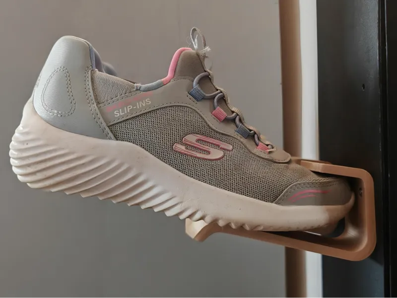 Gravity shoes wall rack