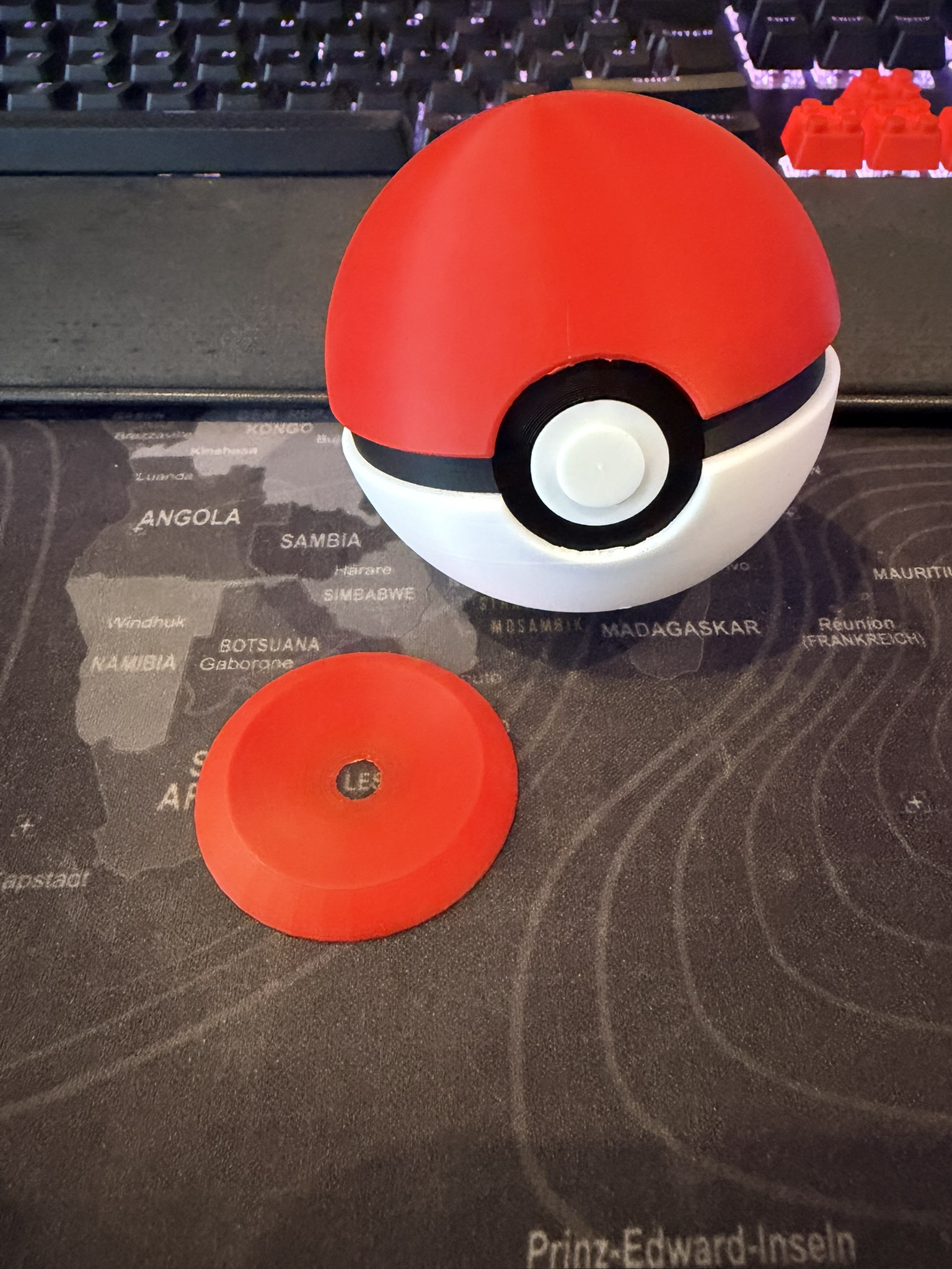 Miniatura 9 do modelo 3D Pokeball That Opens Version 2