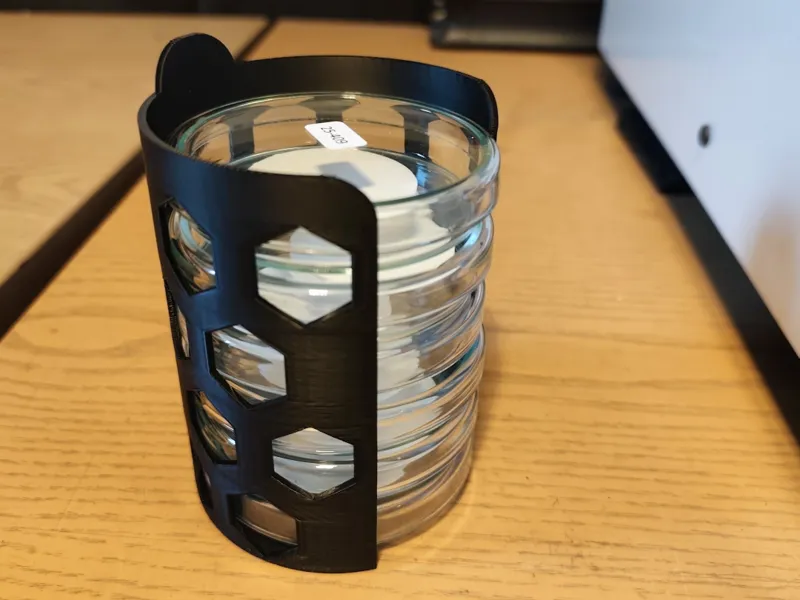 Petri dish stacker