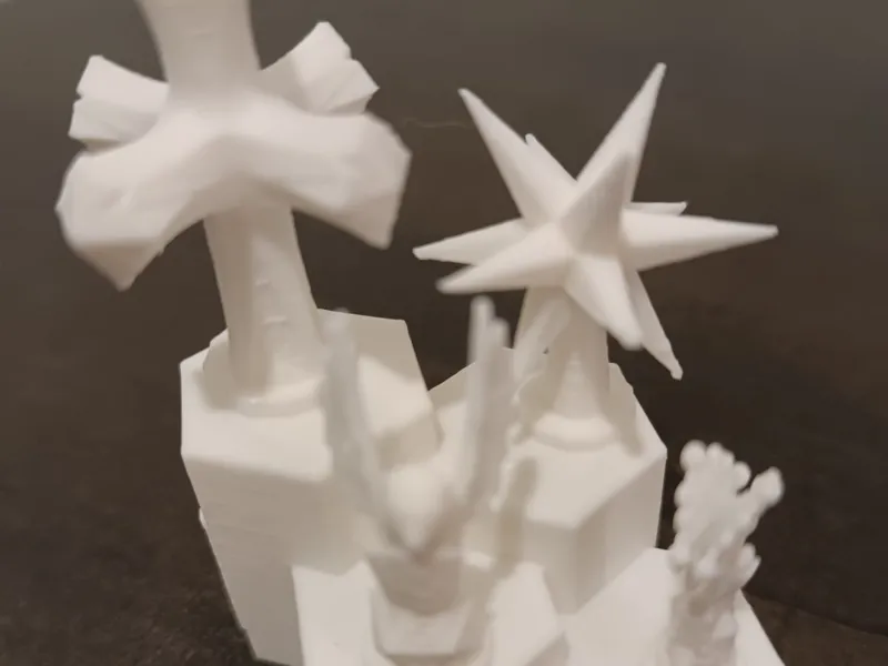 simbols que coronen la Sagrada Família