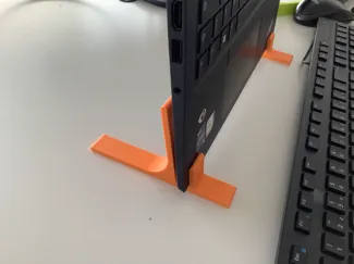 Kompakter vertikaler Laptop-Ständer -  Modell 2