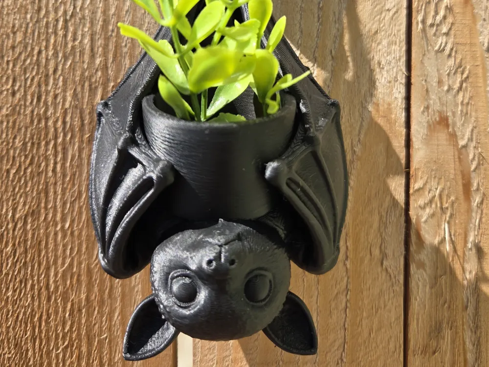 Maceta decorativa: Cute Hanging Bat Planter (Large size). Referencia del modelo original.