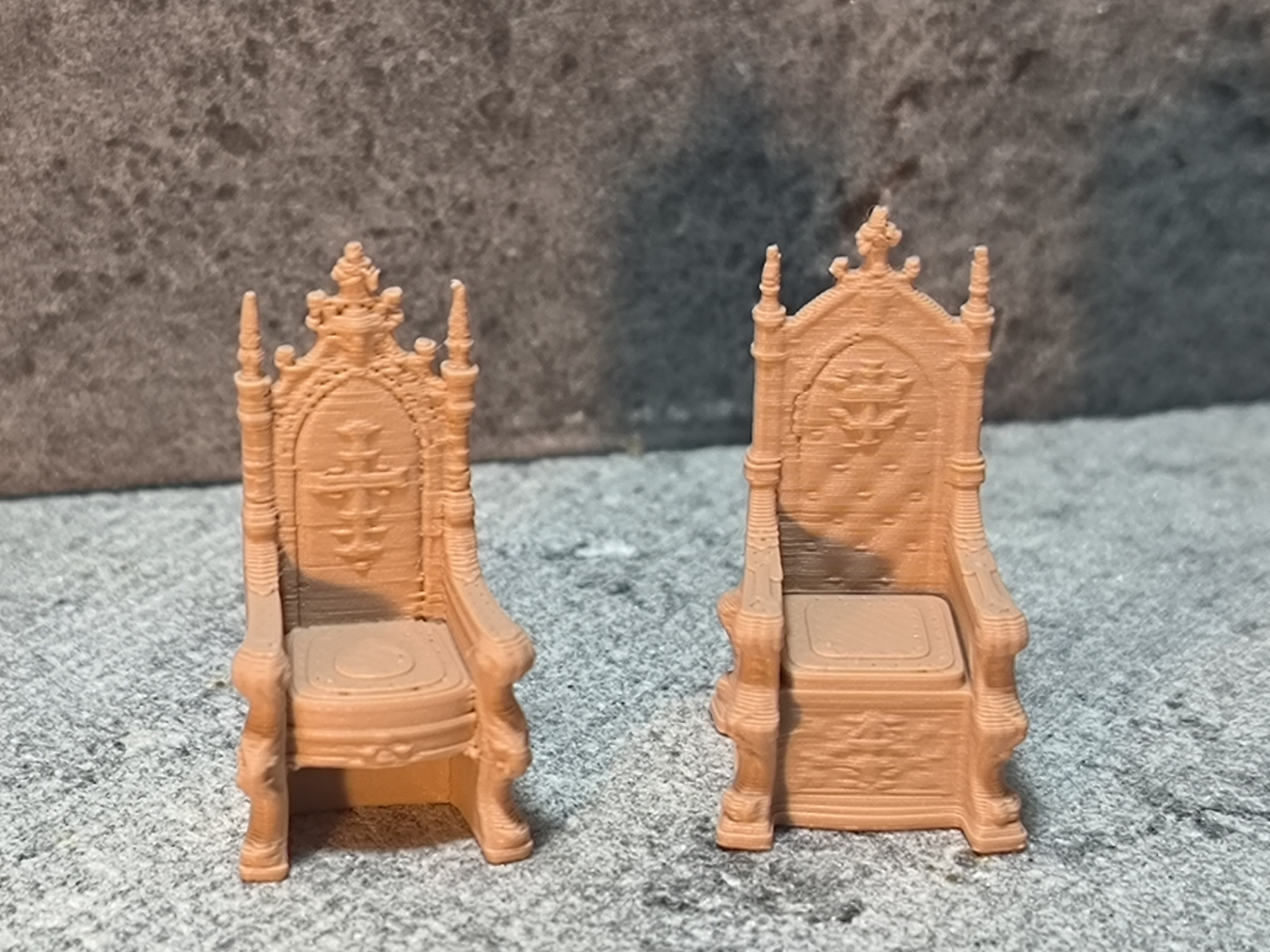 Zwei verschiedene Miniatur Throne DnD 1:56