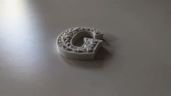 Lettre G décorative sur pied, style plâtre floral