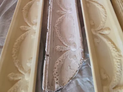 Ceiling Cornice - Linked Flower Wreath