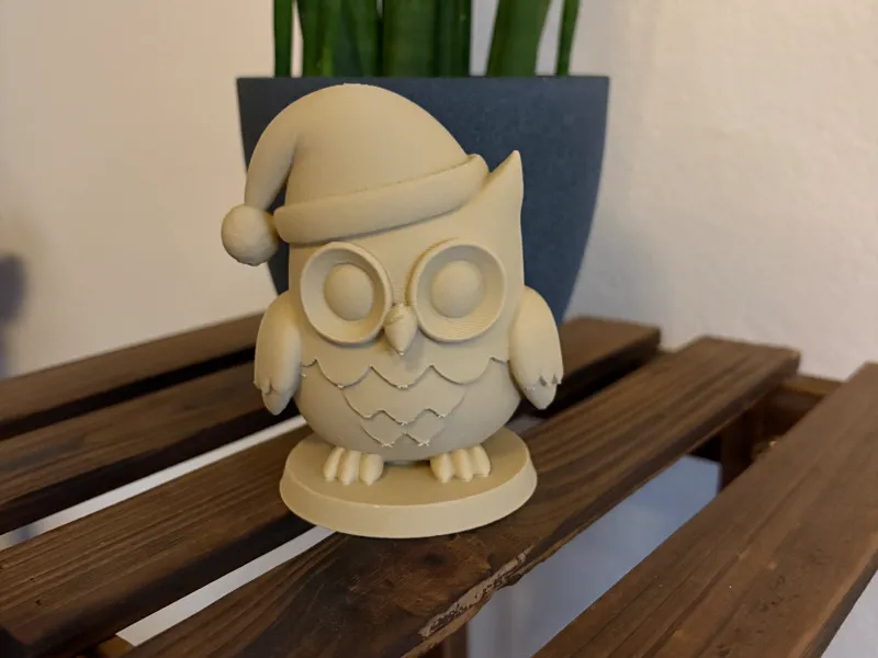 Weihnachtseule auf Podest