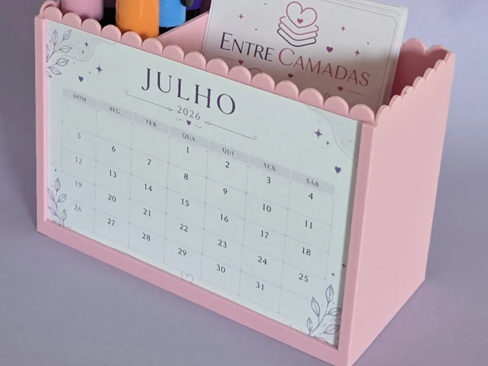 Organizador: Organizador de mesa com espaço para calendário. Referencia del modelo original.