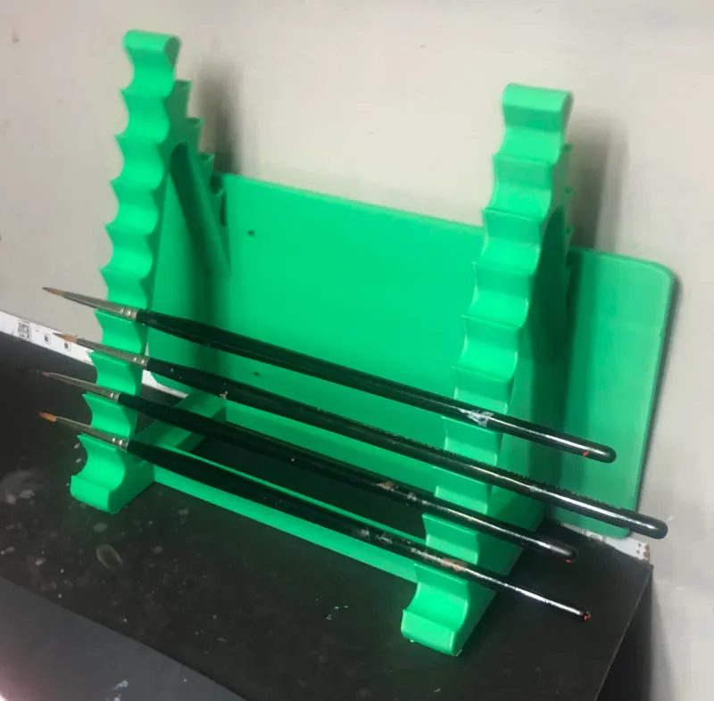 Brush holder with backplate for wall mounting