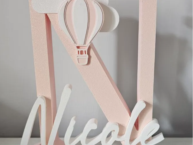 Lettera N  con nome Nicole  Decorazione  elegante 