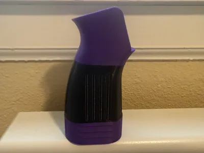 AR-15 STYLE GRIP WITH FUZZY SKIN AND TPU CENTER 