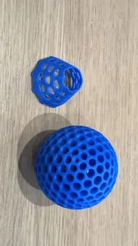 Balle de golf alvéolée et tee d'intérieur — photo 3