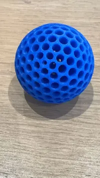 Balle de golf alvéolée et tee d'intérieur — photo 5