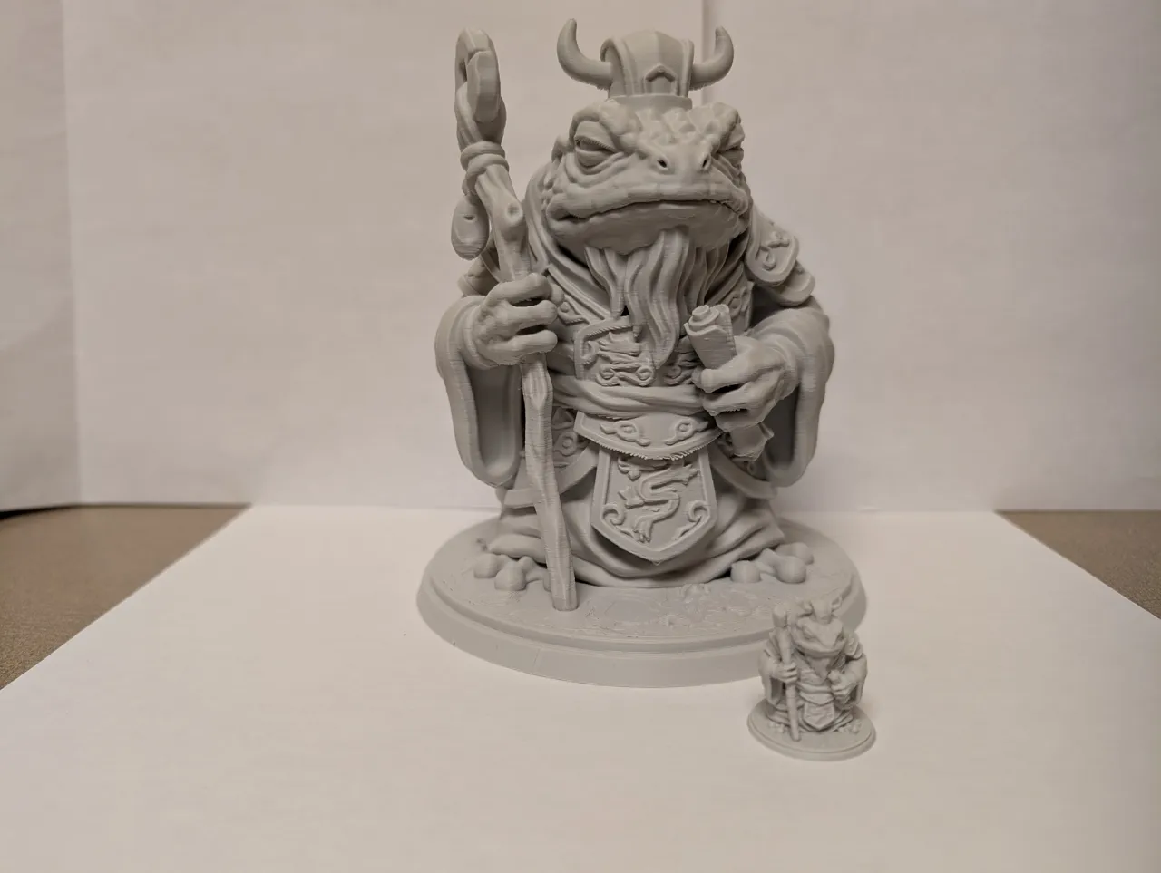 D&D Chinese Frog Wizard mini and statue (2 pieces) view 2