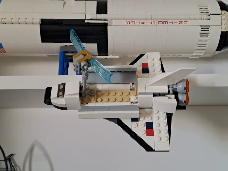 Shelf holder for space shuttle