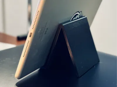 Minimalist and simple tablet holder