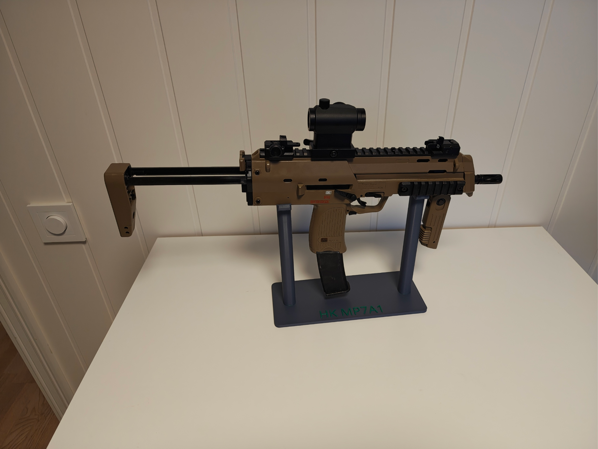 Miniatura 1 do modelo 3D MP7 weapon stand