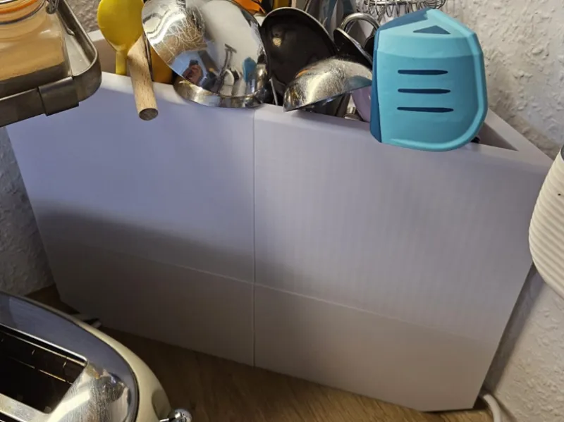 Küchenecke mit Ablage und versteckter Steckdose