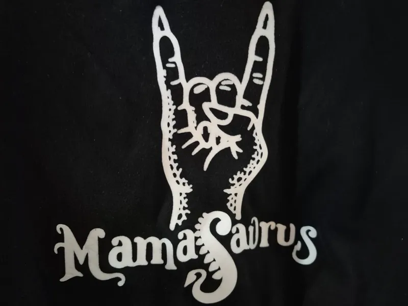 Bügelbild Mamasaurus, Dino Kinder Metalband 